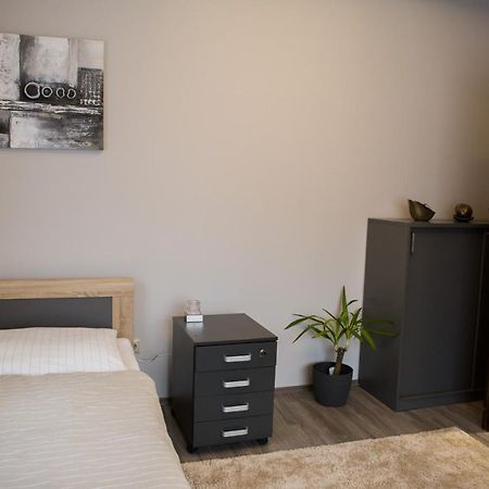 Апартаменты Kikelet Apartman Сомбатхей Экстерьер фото