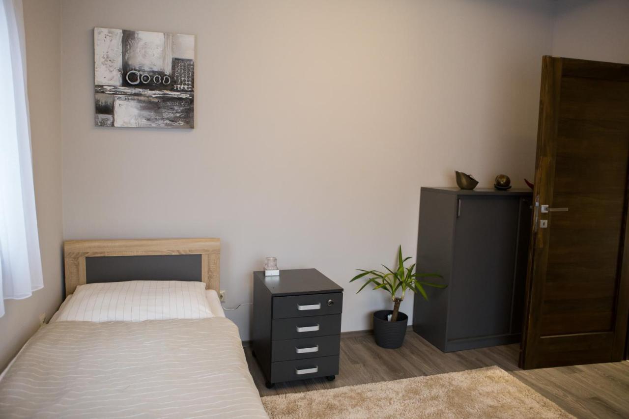 Апартаменты Kikelet Apartman Сомбатхей Экстерьер фото