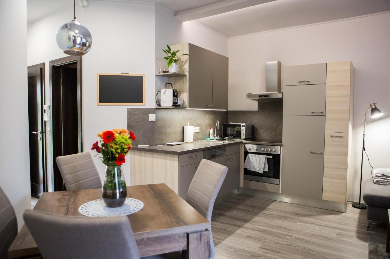 Апартаменты Kikelet Apartman Сомбатхей Экстерьер фото